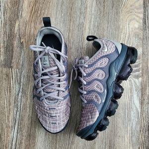 Nike vapor max size 7 men / 8.5 woman  🔥